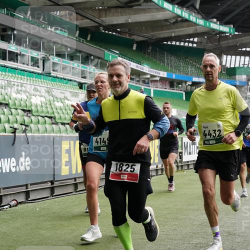 05.10.2025 - 20. swb-Marathon Bremen Michael Burmester http://msf.ph/oto/9327417 05.10.2025 12:55:46 Laufen im Stadion 78, 240, 325, 663, 760, 984, 1261, 1326, 1490, 1531, 1737, 1774, 1825, 1910, 1931, 2022, 2162, 2459, 2490, 2605, 2716, 2884, 2942, 3074, 3161, 3489, 3515, 3519, 3612, 3749, 3838, 3944, 4052, 4079, 4116, 4149, 4195, 4212, 4288, 4432, 4456, 4771, 4796, 4823, 4853, 5034, 5093, 5152, 5177, 5289, 5370, 5484, 5490, 5554, 5615, 5691, 5719, 5833, 5907, 6048, 6106, 6276, 6441, 6515, 6527, 6570, 6615, 6649, 6744, 6797, 6820, 6937, 8060, 8144, 8222, 82, 104, 124, 169 meine-sportfotos.de