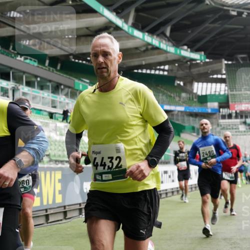 05.10.2025 - 20. swb-Marathon Bremen Michael Burmester http://msf.ph/oto/9327424 05.10.2025 12:55:47 Laufen im Stadion 78, 240, 325, 663, 760, 984, 1261, 1326, 1490, 1531, 1737, 1774, 1825, 1910, 1931, 2022, 2162, 2459, 2490, 2605, 2716, 2884, 2942, 3074, 3161, 3489, 3515, 3519, 3612, 3749, 3838, 3944, 4052, 4079, 4116, 4149, 4195, 4212, 4288, 4432, 4456, 4771, 4796, 4823, 4853, 5034, 5093, 5152, 5177, 5289, 5370, 5484, 5490, 5554, 5615, 5691, 5719, 5833, 5907, 6048, 6070, 6106, 6276, 6441, 6515, 6527, 6570, 6615, 6649, 6744, 6797, 6820, 6937, 8060, 8144, 8222, 82, 104, 124, 169 meine-sportfotos.de