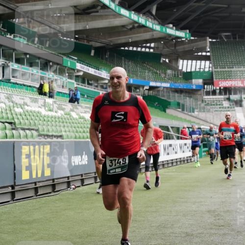 05.10.2025 - 20. swb-Marathon Bremen Michael Burmester http://msf.ph/oto/9327456 05.10.2025 12:55:50 Laufen im Stadion 78, 240, 325, 663, 760, 984, 989, 1261, 1326, 1490, 1531, 1737, 1774, 1825, 1910, 1931, 2022, 2134, 2149, 2162, 2459, 2490, 2605, 2716, 2884, 2942, 3074, 3161, 3489, 3515, 3519, 3612, 3749, 3838, 3944, 4052, 4079, 4116, 4149, 4195, 4212, 4288, 4432, 4456, 4771, 4796, 4823, 4853, 5034, 5093, 5152, 5177, 5289, 5370, 5484, 5490, 5554, 5615, 5691, 5719, 5833, 5907, 6048, 6070, 6106, 6276, 6441, 6515, 6527, 6570, 6615, 6649, 6744, 6797, 6820, 6937, 8060, 8144, 8222, 82, 124, 169 meine-sportfotos.de