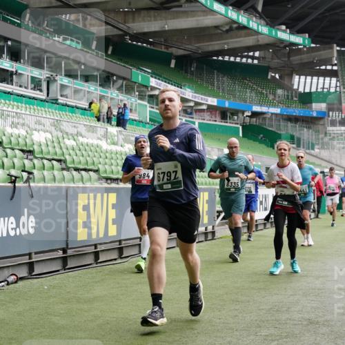 05.10.2025 - 20. swb-Marathon Bremen Michael Burmester http://msf.ph/oto/9327499 05.10.2025 12:55:55 Laufen im Stadion 78, 240, 325, 760, 830, 901, 984, 989, 1261, 1326, 1490, 1531, 1774, 1825, 1910, 1931, 2022, 2134, 2149, 2162, 2459, 2490, 2605, 2716, 2884, 2942, 3074, 3161, 3489, 3515, 3519, 3612, 3749, 3838, 3944, 4052, 4079, 4116, 4149, 4195, 4212, 4288, 4432, 4456, 4485, 4796, 4823, 4853, 5093, 5152, 5177, 5289, 5370, 5484, 5490, 5554, 5615, 5691, 5719, 5833, 5907, 6048, 6070, 6106, 6276, 6441, 6515, 6570, 6615, 6689, 6744, 6797, 6820, 6937, 8060, 8144, 8222, 124, 169, 6527 meine-sportfotos.de