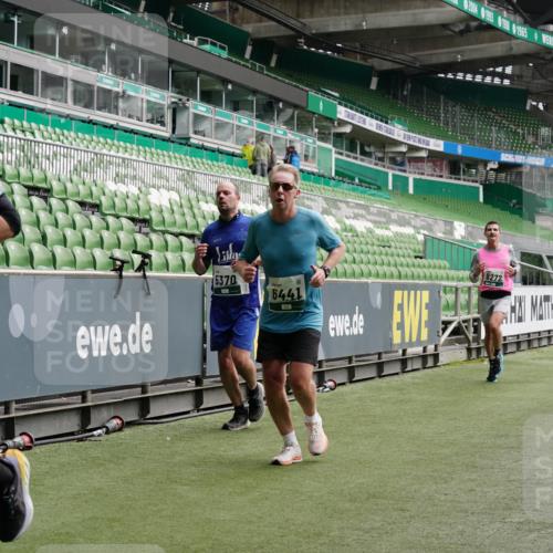 05.10.2025 - 20. swb-Marathon Bremen Michael Burmester http://msf.ph/oto/9327531 05.10.2025 12:55:59 Laufen im Stadion 78, 240, 325, 760, 830, 901, 984, 989, 1261, 1326, 1490, 1531, 1774, 1825, 1910, 1931, 2134, 2149, 2162, 2459, 2490, 2605, 2716, 2884, 2942, 3074, 3161, 3489, 3515, 3519, 3612, 3749, 3838, 3944, 4052, 4079, 4116, 4149, 4195, 4212, 4288, 4432, 4456, 4485, 4796, 4853, 5093, 5152, 5177, 5289, 5370, 5484, 5490, 5554, 5615, 5691, 5719, 5833, 5907, 6048, 6070, 6106, 6276, 6441, 6515, 6570, 6615, 6689, 6744, 6797, 6820, 6937, 7920, 8060, 8144, 8222, 6527 meine-sportfotos.de