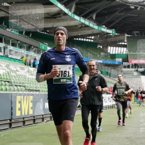 05.10.2025 - 20. swb-Marathon Bremen Michael Burmester http://msf.ph/oto/9327546 05.10.2025 12:56:01 Laufen im Stadion 78, 240, 325, 760, 830, 901, 984, 989, 1261, 1326, 1490, 1531, 1774, 1825, 1910, 1931, 2134, 2149, 2162, 2459, 2490, 2605, 2716, 2884, 2942, 3074, 3161, 3515, 3519, 3612, 3749, 3838, 3944, 4052, 4079, 4116, 4149, 4195, 4212, 4288, 4432, 4456, 4485, 4796, 4853, 5093, 5152, 5177, 5289, 5370, 5469, 5484, 5490, 5554, 5615, 5691, 5719, 5833, 5907, 6048, 6070, 6106, 6176, 6276, 6441, 6515, 6570, 6615, 6689, 6744, 6797, 6820, 6937, 7292, 7920, 8060, 8144, 8222, 6527 meine-sportfotos.de