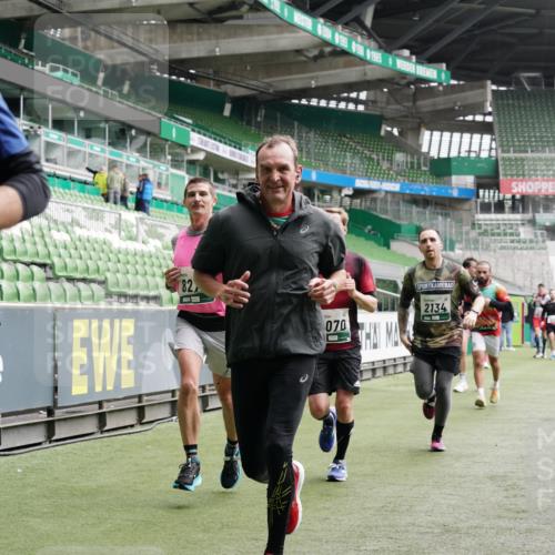 05.10.2025 - 20. swb-Marathon Bremen Michael Burmester http://msf.ph/oto/9327551 05.10.2025 12:56:01 Laufen im Stadion 78, 240, 325, 760, 830, 901, 984, 989, 1261, 1326, 1490, 1531, 1774, 1825, 1910, 1931, 2134, 2149, 2162, 2459, 2490, 2605, 2716, 2884, 2942, 3074, 3161, 3515, 3519, 3612, 3749, 3838, 3944, 4052, 4079, 4116, 4149, 4195, 4212, 4288, 4432, 4456, 4485, 4796, 4853, 5093, 5152, 5177, 5289, 5370, 5469, 5484, 5490, 5554, 5615, 5691, 5719, 5833, 5907, 6048, 6070, 6106, 6176, 6276, 6441, 6515, 6570, 6615, 6689, 6744, 6797, 6820, 6937, 7292, 7920, 8060, 8144, 8222, 6527 meine-sportfotos.de