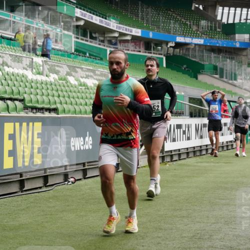 05.10.2025 - 20. swb-Marathon Bremen Michael Burmester http://msf.ph/oto/9327591 05.10.2025 12:56:05 Laufen im Stadion 78, 240, 325, 760, 830, 901, 984, 989, 1261, 1326, 1380, 1490, 1531, 1774, 1825, 1910, 1931, 2134, 2149, 2162, 2438, 2459, 2490, 2605, 2884, 2942, 3074, 3161, 3515, 3519, 3612, 3749, 3944, 4052, 4079, 4116, 4149, 4195, 4212, 4288, 4432, 4456, 4485, 4796, 4853, 5093, 5152, 5289, 5370, 5469, 5484, 5490, 5615, 5691, 5719, 5833, 6048, 6070, 6106, 6176, 6276, 6375, 6441, 6515, 6570, 6615, 6689, 6744, 6797, 6820, 6937, 7292, 7920, 8060, 8144, 8222, 6527 meine-sportfotos.de