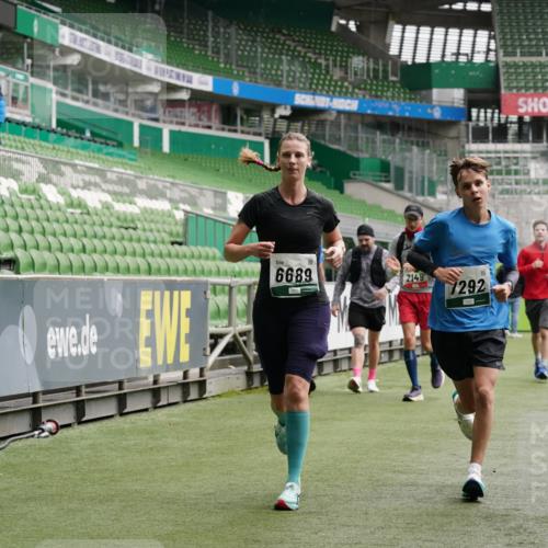 05.10.2025 - 20. swb-Marathon Bremen Michael Burmester http://msf.ph/oto/9327628 05.10.2025 12:56:09 Laufen im Stadion 78, 240, 325, 760, 830, 901, 984, 989, 1261, 1380, 1490, 1531, 1679, 1774, 1825, 1931, 2134, 2149, 2162, 2263, 2438, 2459, 2490, 2605, 2884, 2942, 3074, 3161, 3392, 3515, 3519, 3612, 3749, 3944, 4052, 4079, 4116, 4149, 4195, 4288, 4432, 4456, 4485, 4796, 4853, 5093, 5152, 5289, 5370, 5469, 5484, 5490, 5615, 5691, 5719, 6048, 6070, 6106, 6176, 6276, 6375, 6441, 6515, 6570, 6615, 6689, 6744, 6797, 6820, 6864, 6937, 7000, 7292, 7431, 7920, 8060, 8144, 8222, 6527 meine-sportfotos.de