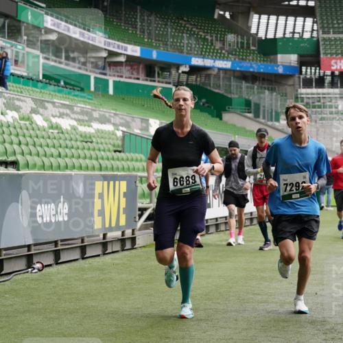 05.10.2025 - 20. swb-Marathon Bremen Michael Burmester http://msf.ph/oto/9327632 05.10.2025 12:56:09 Laufen im Stadion 78, 240, 325, 760, 830, 901, 984, 989, 1261, 1380, 1490, 1531, 1679, 1774, 1825, 1931, 2134, 2149, 2162, 2263, 2438, 2459, 2490, 2605, 2884, 2942, 3074, 3161, 3392, 3515, 3519, 3612, 3749, 3944, 4052, 4079, 4116, 4149, 4195, 4288, 4432, 4456, 4485, 4796, 4853, 5093, 5152, 5289, 5370, 5469, 5484, 5490, 5615, 5691, 5719, 6048, 6070, 6106, 6176, 6276, 6375, 6441, 6515, 6570, 6615, 6689, 6744, 6797, 6820, 6864, 6937, 7000, 7292, 7431, 7920, 8060, 8144, 8222, 6527 meine-sportfotos.de