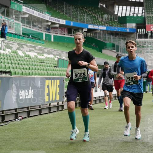 05.10.2025 - 20. swb-Marathon Bremen Michael Burmester http://msf.ph/oto/9327636 05.10.2025 12:56:09 Laufen im Stadion 78, 240, 325, 760, 830, 901, 984, 989, 1261, 1380, 1490, 1531, 1679, 1774, 1825, 1931, 2134, 2149, 2162, 2263, 2438, 2459, 2490, 2605, 2884, 2942, 3074, 3161, 3392, 3515, 3519, 3612, 3749, 3944, 4052, 4079, 4116, 4149, 4195, 4288, 4432, 4456, 4485, 4796, 4853, 5093, 5152, 5289, 5370, 5469, 5484, 5490, 5615, 5691, 5719, 6048, 6070, 6106, 6176, 6276, 6375, 6441, 6515, 6570, 6615, 6689, 6744, 6797, 6820, 6864, 6937, 7000, 7292, 7431, 7920, 8060, 8144, 8222, 6527 meine-sportfotos.de