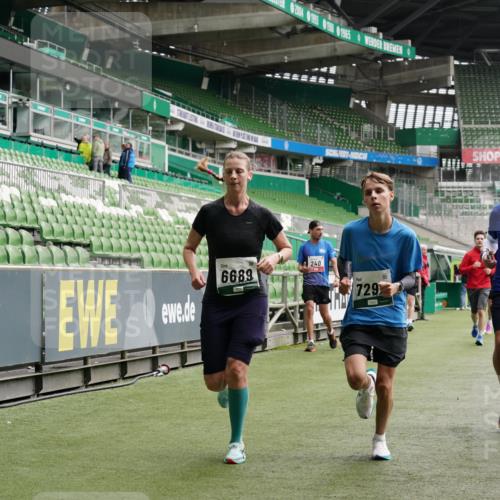 05.10.2025 - 20. swb-Marathon Bremen Michael Burmester http://msf.ph/oto/9327640 05.10.2025 12:56:10 Laufen im Stadion 78, 240, 325, 760, 830, 901, 984, 989, 1261, 1380, 1490, 1531, 1679, 1774, 1825, 1931, 2134, 2149, 2162, 2263, 2438, 2459, 2490, 2605, 2884, 2942, 3074, 3161, 3392, 3515, 3519, 3612, 3749, 3944, 3980, 4052, 4079, 4101, 4116, 4149, 4195, 4288, 4432, 4456, 4485, 4796, 4853, 5093, 5152, 5289, 5370, 5469, 5484, 5490, 5615, 5691, 5719, 6048, 6070, 6176, 6276, 6375, 6441, 6515, 6570, 6615, 6689, 6744, 6797, 6820, 6864, 6937, 7000, 7292, 7431, 7920, 8060, 8144, 8222, 6527 meine-sportfotos.de