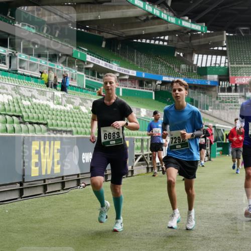 05.10.2025 - 20. swb-Marathon Bremen Michael Burmester http://msf.ph/oto/9327645 05.10.2025 12:56:10 Laufen im Stadion 78, 240, 325, 760, 830, 901, 984, 989, 1261, 1380, 1490, 1531, 1679, 1774, 1825, 1931, 2134, 2149, 2162, 2263, 2438, 2459, 2490, 2605, 2884, 2942, 3074, 3161, 3392, 3515, 3519, 3612, 3749, 3944, 3980, 4052, 4079, 4101, 4116, 4149, 4195, 4288, 4432, 4456, 4485, 4796, 4853, 5093, 5152, 5289, 5370, 5469, 5484, 5490, 5615, 5691, 5719, 6048, 6070, 6176, 6276, 6375, 6441, 6515, 6570, 6615, 6689, 6744, 6797, 6820, 6864, 6937, 7000, 7292, 7431, 7920, 8060, 8144, 8222, 6527 meine-sportfotos.de
