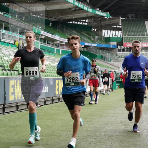 05.10.2025 - 20. swb-Marathon Bremen Michael Burmester http://msf.ph/oto/9327649 05.10.2025 12:56:10 Laufen im Stadion 78, 240, 325, 760, 830, 901, 984, 989, 1261, 1380, 1490, 1531, 1679, 1774, 1825, 1931, 2134, 2149, 2162, 2263, 2438, 2459, 2490, 2605, 2884, 2942, 3074, 3161, 3392, 3515, 3519, 3612, 3749, 3944, 3980, 4052, 4079, 4101, 4116, 4149, 4195, 4288, 4432, 4456, 4485, 4796, 4853, 5093, 5152, 5289, 5370, 5469, 5484, 5490, 5615, 5691, 5719, 6048, 6070, 6176, 6276, 6375, 6441, 6515, 6570, 6615, 6689, 6744, 6797, 6820, 6864, 6937, 7000, 7292, 7431, 7920, 8060, 8144, 8222, 6527 meine-sportfotos.de