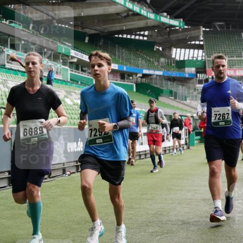 05.10.2025 - 20. swb-Marathon Bremen Michael Burmester http://msf.ph/oto/9327657 05.10.2025 12:56:10 Laufen im Stadion 78, 240, 325, 760, 830, 901, 984, 989, 1261, 1380, 1490, 1531, 1679, 1774, 1825, 1931, 2134, 2149, 2162, 2263, 2438, 2459, 2490, 2605, 2884, 2942, 3074, 3161, 3392, 3515, 3519, 3612, 3749, 3944, 3980, 4052, 4079, 4101, 4116, 4149, 4195, 4288, 4432, 4456, 4485, 4796, 4853, 5093, 5152, 5289, 5370, 5469, 5484, 5490, 5615, 5691, 5719, 6048, 6070, 6176, 6276, 6375, 6441, 6515, 6570, 6615, 6689, 6744, 6797, 6820, 6864, 6937, 7000, 7292, 7431, 7920, 8060, 8144, 8222, 6527 meine-sportfotos.de