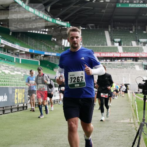 05.10.2025 - 20. swb-Marathon Bremen Michael Burmester http://msf.ph/oto/9327661 05.10.2025 12:56:11 Laufen im Stadion 78, 240, 325, 760, 830, 901, 984, 989, 1261, 1380, 1490, 1531, 1679, 1774, 1825, 1931, 2134, 2149, 2162, 2263, 2438, 2459, 2490, 2605, 2634, 2884, 2942, 3074, 3161, 3392, 3515, 3519, 3612, 3749, 3944, 3980, 4052, 4079, 4101, 4116, 4149, 4195, 4288, 4432, 4456, 4485, 4796, 4853, 5093, 5152, 5289, 5370, 5469, 5484, 5490, 5615, 5691, 5719, 6048, 6070, 6176, 6276, 6375, 6441, 6515, 6570, 6615, 6689, 6744, 6797, 6820, 6864, 6937, 7000, 7292, 7431, 7920, 8060, 8144, 8222, 6527 meine-sportfotos.de