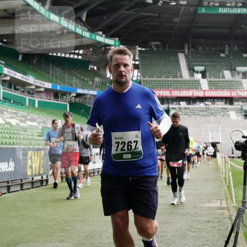 05.10.2025 - 20. swb-Marathon Bremen Michael Burmester http://msf.ph/oto/9327665 05.10.2025 12:56:11 Laufen im Stadion 78, 240, 325, 760, 830, 901, 984, 989, 1261, 1380, 1490, 1531, 1679, 1774, 1825, 1931, 2134, 2149, 2162, 2263, 2438, 2459, 2490, 2605, 2634, 2884, 2942, 3074, 3161, 3392, 3515, 3519, 3612, 3749, 3944, 3980, 4052, 4079, 4101, 4116, 4149, 4195, 4288, 4432, 4456, 4485, 4796, 4853, 5093, 5152, 5289, 5370, 5469, 5484, 5490, 5615, 5691, 5719, 6048, 6070, 6176, 6276, 6375, 6441, 6515, 6570, 6615, 6689, 6744, 6797, 6820, 6864, 6937, 7000, 7292, 7431, 7920, 8060, 8144, 8222, 6527 meine-sportfotos.de