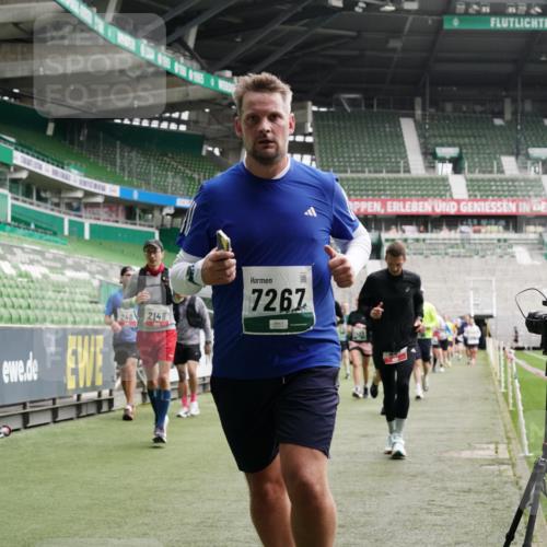 05.10.2025 - 20. swb-Marathon Bremen Michael Burmester http://msf.ph/oto/9327669 05.10.2025 12:56:11 Laufen im Stadion 78, 240, 325, 760, 830, 901, 984, 989, 1261, 1380, 1490, 1531, 1679, 1774, 1825, 1931, 2134, 2149, 2162, 2263, 2438, 2459, 2490, 2605, 2634, 2884, 2942, 3074, 3161, 3392, 3515, 3519, 3612, 3749, 3944, 3980, 4052, 4079, 4101, 4116, 4149, 4195, 4288, 4432, 4456, 4485, 4796, 4853, 5093, 5152, 5289, 5370, 5469, 5484, 5490, 5615, 5691, 5719, 6048, 6070, 6176, 6276, 6375, 6441, 6515, 6570, 6615, 6689, 6744, 6797, 6820, 6864, 6937, 7000, 7292, 7431, 7920, 8060, 8144, 8222, 6527 meine-sportfotos.de