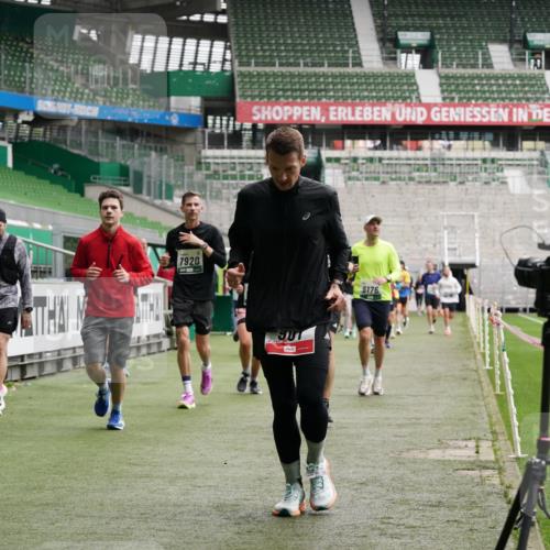 05.10.2025 - 20. swb-Marathon Bremen Michael Burmester http://msf.ph/oto/9327673 05.10.2025 12:56:13 Laufen im Stadion 78, 240, 325, 591, 760, 830, 901, 984, 989, 1261, 1380, 1490, 1679, 1774, 1825, 1931, 2134, 2149, 2162, 2263, 2438, 2459, 2490, 2634, 2884, 2942, 3074, 3161, 3392, 3515, 3519, 3606, 3612, 3749, 3980, 4052, 4079, 4101, 4116, 4149, 4195, 4288, 4432, 4456, 4485, 4796, 4853, 5093, 5152, 5289, 5370, 5419, 5469, 5484, 5490, 5615, 5691, 5719, 6048, 6070, 6176, 6276, 6375, 6441, 6515, 6570, 6615, 6689, 6744, 6797, 6820, 6864, 6937, 7000, 7292, 7320, 7431, 7783, 7920, 8060, 8144, 8222 meine-sportfotos.de