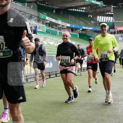 05.10.2025 - 20. swb-Marathon Bremen Michael Burmester http://msf.ph/oto/9327721 05.10.2025 12:56:17 Laufen im Stadion 240, 325, 591, 830, 901, 984, 989, 1261, 1380, 1490, 1679, 1774, 1825, 1931, 2134, 2149, 2263, 2438, 2459, 2490, 2571, 2634, 2942, 3074, 3161, 3392, 3515, 3519, 3606, 3612, 3749, 3980, 4052, 4079, 4101, 4116, 4149, 4195, 4288, 4432, 4456, 4485, 4796, 5255, 5289, 5370, 5419, 5469, 5490, 5615, 5691, 5719, 6048, 6070, 6176, 6375, 6441, 6515, 6570, 6615, 6689, 6744, 6797, 6820, 6864, 6937, 7000, 7292, 7320, 7431, 7783, 7920, 8060, 8144, 8222, 78, 2162, 2884, 3515 meine-sportfotos.de