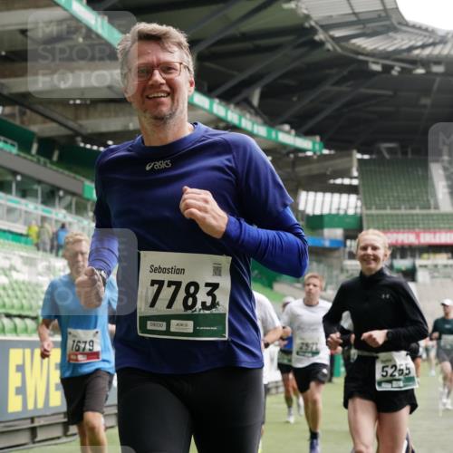 05.10.2025 - 20. swb-Marathon Bremen Michael Burmester http://msf.ph/oto/9327858 05.10.2025 12:56:29 Laufen im Stadion 325, 591, 830, 901, 984, 989, 1161, 1380, 1679, 1931, 2134, 2149, 2263, 2438, 2490, 2571, 2634, 3161, 3392, 3606, 3749, 3980, 4052, 4101, 4149, 4288, 4432, 4485, 5246, 5255, 5370, 5419, 5469, 5490, 6070, 6176, 6375, 6441, 6451, 6689, 6797, 6864, 6926, 7000, 7283, 7292, 7320, 7431, 7490, 7783, 7920, 8060, 8144, 8222, 8564, 9054, 78, 240, 1261, 1490, 1774, 1825, 2162, 2459, 2884, 2942, 3074, 3515, 3612, 4079, 4116, 4195, 4456, 5615, 5691, 5719, 6515 meine-sportfotos.de
