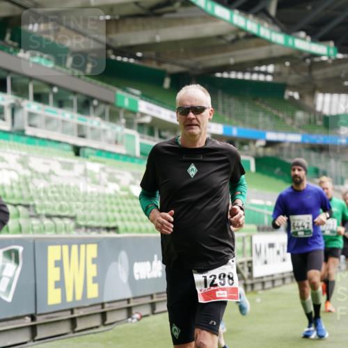 05.10.2025 - 20. swb-Marathon Bremen Michael Burmester http://msf.ph/oto/9328070 05.10.2025 12:52:31 Laufen im Stadion 550, 590, 615, 793, 1029, 1298, 1431, 1550, 1552, 1600, 2595, 3033, 3041, 3178, 3626, 4218, 4362, 4746, 4805, 4914, 4935, 5068, 5108, 5416, 5447, 5459, 5561, 5675, 6367, 6630, 6677, 7012, 7031, 7277, 7293, 7313, 7416, 7419, 7634, 7773, 7975, 8218, 8297, 8349, 8431, 8534, 8558, 8580, 8701, 8921, 9115, 10338, 754, 914, 1120, 1748, 1926, 2283, 2447, 4652, 4781, 5847, 5910, 6773, 7713, 8740 meine-sportfotos.de