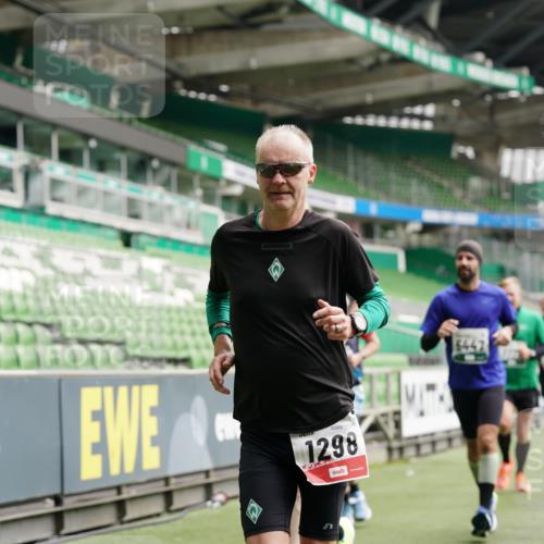 05.10.2025 - 20. swb-Marathon Bremen Michael Burmester http://msf.ph/oto/9328074 05.10.2025 12:52:31 Laufen im Stadion 550, 590, 615, 793, 1029, 1298, 1431, 1550, 1552, 1600, 2595, 3033, 3041, 3178, 3626, 4218, 4362, 4746, 4805, 4914, 4935, 5068, 5108, 5416, 5447, 5459, 5561, 5675, 6367, 6630, 6677, 7012, 7031, 7277, 7293, 7313, 7416, 7419, 7634, 7773, 7975, 8218, 8297, 8349, 8431, 8534, 8558, 8580, 8701, 8921, 9115, 10338, 754, 914, 1120, 1748, 1926, 2283, 2447, 4652, 4781, 5847, 5910, 6773, 7713, 8740 meine-sportfotos.de