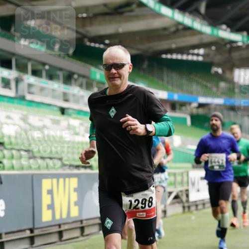 05.10.2025 - 20. swb-Marathon Bremen Michael Burmester http://msf.ph/oto/9328078 05.10.2025 12:52:31 Laufen im Stadion 550, 590, 615, 793, 1029, 1298, 1431, 1550, 1552, 1600, 2595, 3033, 3041, 3178, 3626, 4218, 4362, 4746, 4805, 4914, 4935, 5068, 5108, 5416, 5447, 5459, 5561, 5675, 6367, 6630, 6677, 7012, 7031, 7277, 7293, 7313, 7416, 7419, 7634, 7773, 7975, 8218, 8297, 8349, 8431, 8534, 8558, 8580, 8701, 8921, 9115, 10338, 754, 914, 1120, 1748, 1926, 2283, 2447, 4652, 4781, 5847, 5910, 6773, 7713, 8740 meine-sportfotos.de