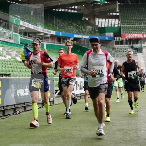 05.10.2025 - 20. swb-Marathon Bremen Michael Burmester http://msf.ph/oto/9328167 05.10.2025 12:52:40 Laufen im Stadion 550, 590, 615, 793, 832, 1298, 1367, 1431, 1550, 1552, 1600, 2072, 2595, 3033, 3041, 3626, 4218, 4362, 4573, 4746, 4805, 4914, 4935, 5169, 5447, 5459, 5561, 5675, 5866, 6367, 6630, 6677, 7012, 7031, 7277, 7293, 7416, 7634, 7773, 7975, 8218, 8297, 8349, 8431, 8534, 8558, 8580, 8701, 8921, 9115, 10338, 754, 914, 1029, 1926, 3178, 4652, 4781, 5068, 5108, 5416, 5847, 6773, 7313, 7419, 8534 meine-sportfotos.de