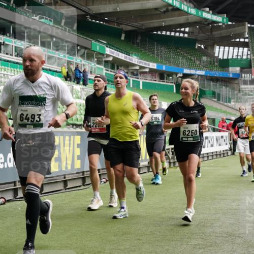 05.10.2025 - 20. swb-Marathon Bremen Michael Burmester http://msf.ph/oto/9328181 05.10.2025 12:57:01 Laufen im Stadion 31, 237, 246, 299, 305, 479, 591, 613, 833, 1161, 1380, 1382, 1595, 1627, 1679, 1971, 1977, 2166, 2263, 2269, 2436, 2438, 2522, 2571, 2634, 3392, 3471, 3606, 3813, 3980, 4101, 4484, 5104, 5246, 5255, 5419, 5503, 5664, 6250, 6267, 6375, 6451, 6486, 6493, 6510, 6768, 6864, 6926, 7000, 7017, 7086, 7283, 7320, 7371, 7390, 7431, 7490, 7546, 7578, 7783, 8023, 8479, 8564, 8903, 8973, 9054, 9129, 325, 830, 901, 989, 2134, 2149, 3161, 4052, 4485, 5469, 5490, 6070, 6441 meine-sportfotos.de
