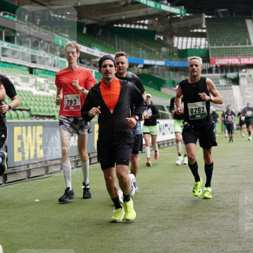 05.10.2025 - 20. swb-Marathon Bremen Michael Burmester http://msf.ph/oto/9328193 05.10.2025 12:52:41 Laufen im Stadion 550, 590, 615, 793, 832, 1298, 1367, 1431, 1550, 1552, 1600, 2072, 2075, 2595, 3033, 3041, 3626, 4132, 4218, 4362, 4573, 4746, 4805, 4914, 4935, 5169, 5447, 5459, 5561, 5675, 5866, 6367, 6630, 6677, 7012, 7031, 7277, 7293, 7416, 7634, 7773, 7975, 8218, 8297, 8349, 8431, 8558, 8580, 8701, 8921, 9115, 10338, 754, 914, 1029, 1926, 3178, 4652, 4781, 5068, 5108, 5416, 5847, 6773, 7031, 7313, 7419, 8534 meine-sportfotos.de