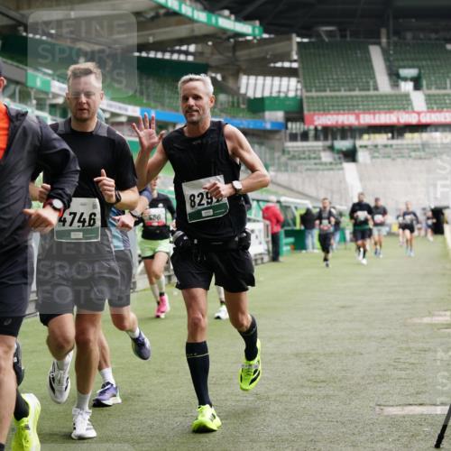 05.10.2025 - 20. swb-Marathon Bremen Michael Burmester http://msf.ph/oto/9328197 05.10.2025 12:52:42 Laufen im Stadion 550, 590, 615, 793, 832, 1298, 1367, 1431, 1550, 1552, 1600, 2072, 2075, 2595, 3033, 3041, 3626, 4132, 4218, 4362, 4573, 4746, 4805, 4914, 4935, 5169, 5447, 5459, 5561, 5675, 5866, 6367, 6630, 6677, 7012, 7277, 7293, 7416, 7634, 7773, 7975, 8218, 8297, 8349, 8431, 8558, 8580, 8701, 8921, 9115, 10338, 754, 1029, 1926, 3178, 4652, 4781, 5068, 5108, 5416, 5847, 6773, 7031, 7313, 7419, 8534 meine-sportfotos.de
