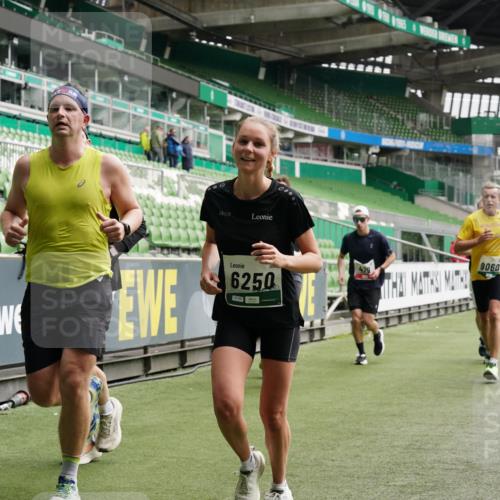 05.10.2025 - 20. swb-Marathon Bremen Michael Burmester http://msf.ph/oto/9328202 05.10.2025 12:57:02 Laufen im Stadion 31, 237, 246, 299, 305, 479, 591, 613, 833, 1161, 1380, 1382, 1595, 1627, 1679, 1971, 1977, 2166, 2263, 2269, 2436, 2438, 2522, 2571, 2634, 3392, 3471, 3591, 3606, 3813, 3980, 4101, 4484, 4821, 5104, 5246, 5255, 5419, 5503, 5664, 6250, 6267, 6375, 6451, 6486, 6493, 6510, 6768, 6864, 6926, 7000, 7017, 7086, 7283, 7320, 7371, 7390, 7431, 7490, 7546, 7578, 7783, 8023, 8479, 8564, 8903, 8964, 8973, 9054, 9129, 325, 830, 901, 989, 2134, 2149, 2438, 3161, 4052, 4485, 5469, 6070 meine-sportfotos.de