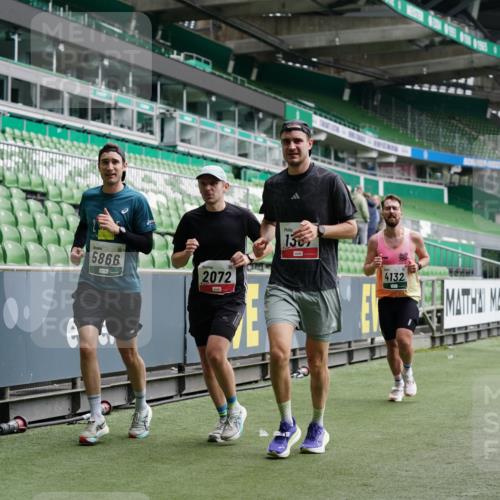 05.10.2025 - 20. swb-Marathon Bremen Michael Burmester http://msf.ph/oto/9328271 05.10.2025 12:52:54 Laufen im Stadion 248, 550, 590, 615, 793, 832, 1298, 1367, 1431, 1552, 1600, 1667, 2072, 2075, 2595, 3033, 4132, 4218, 4362, 4573, 4729, 4746, 4805, 4914, 4935, 5169, 5447, 5459, 5561, 5579, 5675, 5866, 6492, 6630, 6677, 7277, 7416, 7634, 7773, 7975, 8218, 8238, 8297, 8349, 8431, 8462, 8580, 8701, 8921, 9115, 10338, 1029, 1550, 3041, 3178, 3626, 5068, 5108, 5416, 6367, 7012, 7031, 7293, 7313, 7419, 8218, 8534, 8558 meine-sportfotos.de