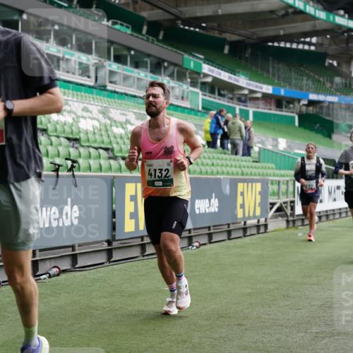 05.10.2025 - 20. swb-Marathon Bremen Michael Burmester http://msf.ph/oto/9328287 05.10.2025 12:52:56 Laufen im Stadion 248, 550, 590, 615, 793, 832, 1298, 1367, 1431, 1552, 1600, 1667, 2072, 2075, 2595, 3033, 4132, 4218, 4362, 4573, 4729, 4746, 4805, 4914, 4935, 5169, 5447, 5459, 5561, 5579, 5675, 5866, 6492, 6630, 6677, 7277, 7416, 7634, 7773, 7975, 8238, 8297, 8349, 8431, 8462, 8580, 8921, 10338, 1029, 1550, 3041, 3626, 5068, 5416, 6367, 7012, 7031, 7293, 7313, 7419, 8218, 8534, 8558, 8701, 9115 meine-sportfotos.de