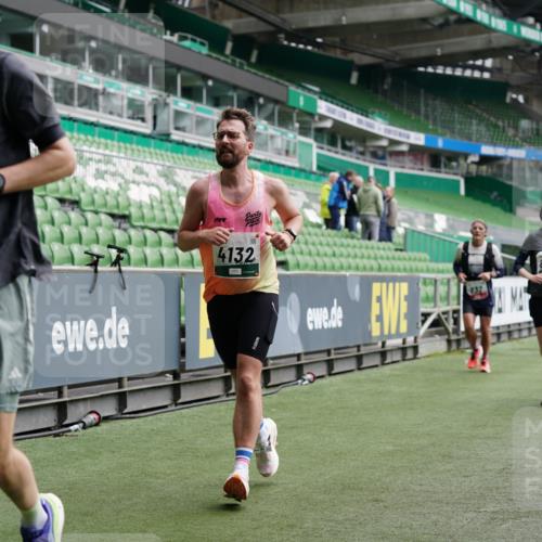 05.10.2025 - 20. swb-Marathon Bremen Michael Burmester http://msf.ph/oto/9328291 05.10.2025 12:52:56 Laufen im Stadion 248, 550, 590, 615, 793, 832, 1298, 1367, 1431, 1552, 1600, 1667, 2072, 2075, 2595, 3033, 4132, 4218, 4362, 4573, 4729, 4746, 4805, 4914, 4935, 5169, 5447, 5459, 5561, 5579, 5675, 5866, 6492, 6630, 6677, 7277, 7416, 7634, 7773, 7975, 8238, 8297, 8349, 8431, 8462, 8580, 8921, 10338, 1029, 1550, 3041, 3626, 5068, 5416, 6367, 7012, 7031, 7293, 7313, 7419, 8218, 8534, 8558, 8701, 9115 meine-sportfotos.de