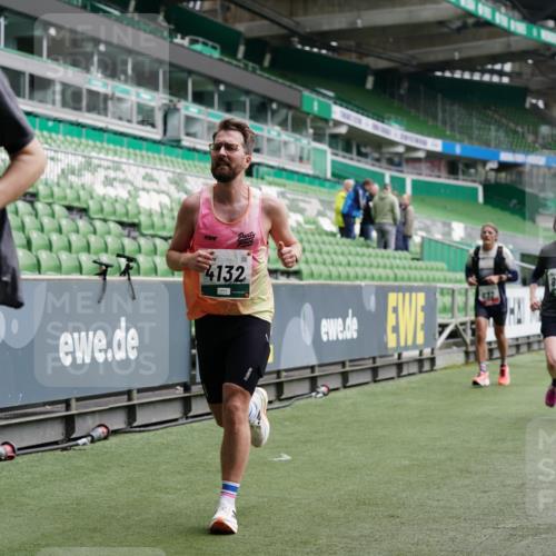 05.10.2025 - 20. swb-Marathon Bremen Michael Burmester http://msf.ph/oto/9328295 05.10.2025 12:52:56 Laufen im Stadion 248, 550, 590, 615, 793, 832, 1298, 1367, 1431, 1552, 1600, 1667, 2072, 2075, 2595, 3033, 4132, 4218, 4362, 4573, 4729, 4746, 4805, 4914, 4935, 5169, 5447, 5459, 5561, 5579, 5675, 5866, 6492, 6630, 6677, 7277, 7416, 7634, 7773, 7975, 8238, 8297, 8349, 8431, 8462, 8580, 8921, 10338, 1029, 1550, 3041, 3626, 5068, 5416, 6367, 7012, 7031, 7293, 7313, 7419, 8218, 8534, 8558, 8701, 9115 meine-sportfotos.de