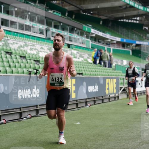 05.10.2025 - 20. swb-Marathon Bremen Michael Burmester http://msf.ph/oto/9328299 05.10.2025 12:52:56 Laufen im Stadion 248, 550, 590, 615, 793, 832, 1298, 1367, 1431, 1552, 1600, 1667, 2072, 2075, 2595, 3033, 4132, 4218, 4362, 4573, 4729, 4746, 4805, 4914, 4935, 5169, 5447, 5459, 5561, 5579, 5675, 5866, 6492, 6630, 6677, 7277, 7416, 7634, 7773, 7975, 8238, 8297, 8349, 8431, 8462, 8580, 8921, 10338, 1029, 1550, 3041, 3626, 5068, 5416, 6367, 7012, 7031, 7293, 7313, 7419, 8218, 8534, 8558, 8701, 9115 meine-sportfotos.de