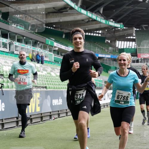 05.10.2025 - 20. swb-Marathon Bremen Michael Burmester http://msf.ph/oto/9328342 05.10.2025 12:57:15 Laufen im Stadion 31, 237, 246, 299, 305, 479, 613, 820, 833, 1161, 1317, 1382, 1595, 1627, 1971, 1977, 2166, 2269, 2436, 2522, 2571, 3396, 3471, 3591, 3798, 3813, 3969, 4089, 4484, 4496, 4821, 5100, 5104, 5149, 5246, 5255, 5503, 5664, 6250, 6267, 6451, 6486, 6493, 6510, 6534, 6535, 6768, 6926, 7017, 7086, 7283, 7371, 7390, 7490, 7546, 7578, 7940, 8023, 8479, 8564, 8903, 8964, 8973, 9054, 9129, 9983, 591, 1380, 1679, 2263, 2438, 2571, 2634, 3392, 3606, 3980, 4101, 5255, 5469 meine-sportfotos.de