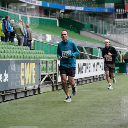 05.10.2025 - 20. swb-Marathon Bremen Michael Burmester http://msf.ph/oto/9328356 05.10.2025 12:53:03 Laufen im Stadion 248, 550, 590, 615, 793, 832, 1298, 1367, 1431, 1600, 1667, 2072, 2075, 3553, 4132, 4218, 4362, 4573, 4729, 4746, 4805, 4914, 4935, 5169, 5447, 5561, 5579, 5866, 6492, 6630, 6677, 7277, 7408, 7416, 7634, 7773, 7975, 8238, 8297, 8349, 8431, 8462, 8580, 8921, 10338, 1550, 1552, 2595, 3033, 3041, 3626, 5459, 5675, 6367, 7012, 7293, 8218, 8558, 8701, 9115 meine-sportfotos.de