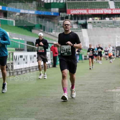 05.10.2025 - 20. swb-Marathon Bremen Michael Burmester http://msf.ph/oto/9328364 05.10.2025 12:53:04 Laufen im Stadion 248, 550, 590, 615, 793, 832, 1298, 1367, 1431, 1538, 1600, 1667, 2072, 2075, 3553, 4132, 4218, 4362, 4573, 4729, 4746, 4805, 4914, 4935, 5169, 5447, 5561, 5579, 5866, 6492, 6630, 6677, 7277, 7408, 7416, 7634, 7773, 7975, 8238, 8297, 8349, 8431, 8462, 8580, 8709, 8921, 10338, 1550, 1552, 2595, 3033, 3041, 3626, 4362, 5459, 5675, 6367, 7012, 7293, 8218, 8558, 8701, 9115 meine-sportfotos.de
