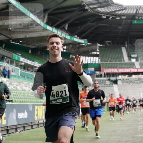 05.10.2025 - 20. swb-Marathon Bremen Michael Burmester http://msf.ph/oto/9328367 05.10.2025 12:57:16 Laufen im Stadion 31, 237, 246, 299, 305, 479, 613, 820, 833, 1161, 1317, 1382, 1491, 1595, 1627, 1971, 1977, 2166, 2269, 2436, 2522, 3396, 3471, 3591, 3798, 3813, 3969, 4089, 4484, 4496, 4821, 5100, 5104, 5149, 5246, 5503, 5664, 6250, 6267, 6451, 6486, 6493, 6510, 6534, 6535, 6768, 6926, 7017, 7086, 7283, 7371, 7390, 7490, 7546, 7578, 7940, 8023, 8479, 8564, 8903, 8964, 8973, 9054, 9129, 9983, 591, 1380, 1679, 2263, 2438, 2571, 2634, 3392, 3606, 3980, 4101, 5255, 5469 meine-sportfotos.de