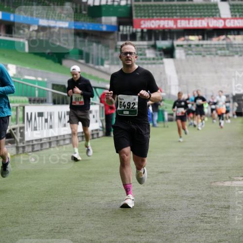 05.10.2025 - 20. swb-Marathon Bremen Michael Burmester http://msf.ph/oto/9328368 05.10.2025 12:53:04 Laufen im Stadion 248, 550, 590, 615, 793, 832, 1298, 1367, 1431, 1538, 1600, 1667, 2072, 2075, 3553, 4132, 4218, 4362, 4573, 4729, 4746, 4805, 4914, 4935, 5169, 5447, 5561, 5579, 5866, 6492, 6630, 6677, 7277, 7408, 7416, 7634, 7773, 7975, 8238, 8297, 8349, 8431, 8462, 8580, 8709, 8921, 10338, 1550, 1552, 2595, 3033, 3041, 3626, 4362, 5459, 5675, 6367, 7012, 7293, 8218, 8558, 8701, 9115 meine-sportfotos.de
