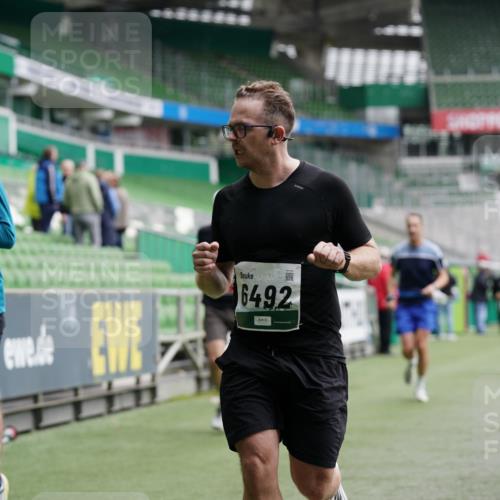 05.10.2025 - 20. swb-Marathon Bremen Michael Burmester http://msf.ph/oto/9328372 05.10.2025 12:53:06 Laufen im Stadion 248, 550, 590, 615, 793, 832, 869, 1298, 1367, 1431, 1538, 1600, 1667, 2072, 2075, 3553, 4132, 4218, 4573, 4729, 4746, 4805, 4914, 4935, 5169, 5447, 5561, 5579, 5866, 6492, 6630, 6677, 7255, 7277, 7408, 7416, 7634, 7773, 7975, 8238, 8297, 8349, 8431, 8462, 8580, 8709, 8921, 10338, 1550, 1552, 2595, 3033, 3041, 3626, 4362, 5459, 5675, 6367, 7012, 7293, 8218, 8558, 8701, 9115 meine-sportfotos.de