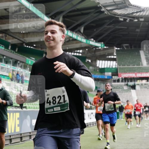 05.10.2025 - 20. swb-Marathon Bremen Michael Burmester http://msf.ph/oto/9328379 05.10.2025 12:57:17 Laufen im Stadion 31, 237, 246, 299, 305, 479, 613, 820, 833, 1161, 1317, 1382, 1491, 1595, 1627, 1971, 1977, 2166, 2269, 2304, 2436, 2522, 3396, 3471, 3591, 3798, 3813, 3969, 4089, 4484, 4496, 4821, 5100, 5104, 5149, 5246, 5503, 5664, 6250, 6267, 6451, 6486, 6493, 6510, 6534, 6535, 6768, 6926, 7017, 7086, 7283, 7371, 7390, 7490, 7546, 7578, 7940, 8023, 8479, 8564, 8801, 8903, 8964, 8973, 9054, 9129, 9983, 591, 1380, 1679, 2263, 2438, 2571, 2634, 3392, 3606, 3980, 4101, 5255, 5469 meine-sportfotos.de