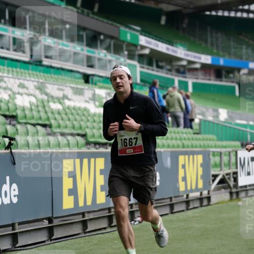 05.10.2025 - 20. swb-Marathon Bremen Michael Burmester http://msf.ph/oto/9328388 05.10.2025 12:53:08 Laufen im Stadion 248, 550, 590, 615, 793, 832, 869, 1298, 1367, 1431, 1538, 1600, 1667, 1868, 2072, 2075, 3553, 4132, 4218, 4573, 4729, 4746, 4805, 4914, 4935, 5169, 5447, 5561, 5579, 5866, 6492, 6630, 6677, 7255, 7277, 7408, 7416, 7634, 7773, 7975, 8238, 8297, 8349, 8431, 8462, 8580, 8709, 8921, 10338, 1550, 1552, 2595, 3033, 3041, 3626, 4362, 5459, 5561, 5675, 6367, 7012, 7293, 8218, 8558, 8701, 9115 meine-sportfotos.de