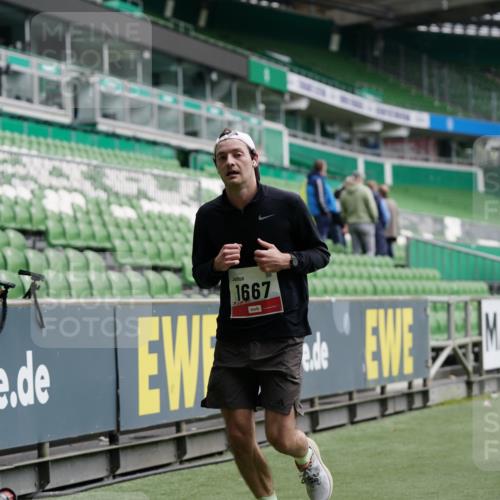 05.10.2025 - 20. swb-Marathon Bremen Michael Burmester http://msf.ph/oto/9328391 05.10.2025 12:53:08 Laufen im Stadion 248, 550, 590, 615, 793, 832, 869, 1298, 1367, 1431, 1538, 1600, 1667, 1868, 2072, 2075, 3553, 4132, 4218, 4573, 4729, 4746, 4805, 4914, 4935, 5169, 5447, 5561, 5579, 5866, 6492, 6630, 6677, 7255, 7277, 7408, 7416, 7634, 7773, 7975, 8238, 8297, 8349, 8431, 8462, 8580, 8709, 8921, 10338, 1550, 1552, 2595, 3033, 3041, 3626, 4362, 5459, 5561, 5675, 6367, 7012, 7293, 8218, 8558, 8701, 9115 meine-sportfotos.de