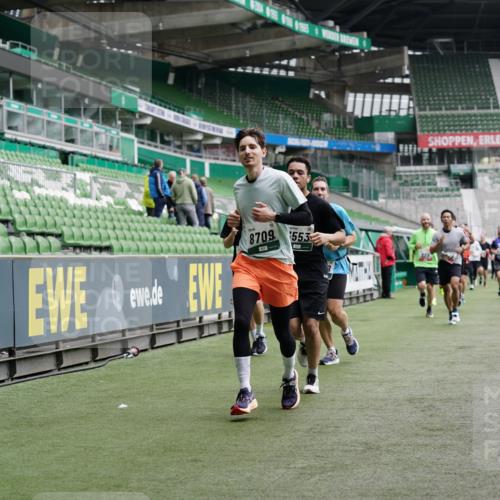 05.10.2025 - 20. swb-Marathon Bremen Michael Burmester http://msf.ph/oto/9328443 05.10.2025 12:53:17 Laufen im Stadion 248, 550, 590, 832, 869, 1164, 1367, 1431, 1538, 1600, 1656, 1667, 1868, 2030, 2050, 2072, 2075, 2288, 3363, 3553, 4132, 4218, 4294, 4573, 4729, 4746, 4805, 4935, 5169, 5425, 5447, 5571, 5579, 5866, 5944, 6492, 6677, 6806, 7255, 7408, 7617, 7905, 7975, 8238, 8297, 8349, 8431, 8462, 8499, 8709, 10338, 615, 793, 1298, 1552, 2595, 3033, 4362, 4914, 5447, 5459, 5561, 5675, 6630, 7277, 7416, 7634, 7773, 8580, 8921, 10338 meine-sportfotos.de