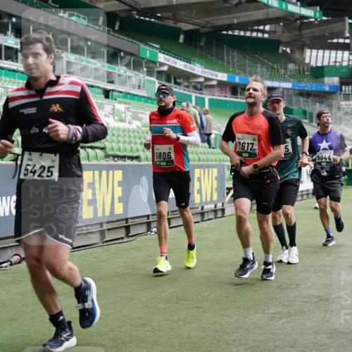 05.10.2025 - 20. swb-Marathon Bremen Michael Burmester http://msf.ph/oto/9328513 05.10.2025 12:53:24 Laufen im Stadion 248, 550, 590, 832, 869, 1009, 1164, 1367, 1538, 1600, 1656, 1667, 1868, 2030, 2050, 2072, 2075, 2250, 2288, 3363, 3553, 4132, 4218, 4294, 4573, 4729, 4746, 4935, 5169, 5425, 5571, 5579, 5866, 5944, 6492, 6806, 7255, 7408, 7617, 7905, 8238, 8297, 8431, 8462, 8499, 8709, 615, 793, 1298, 1431, 4362, 4805, 4914, 5447, 5561, 6630, 6677, 7277, 7416, 7634, 7773, 7975, 8349, 8580, 8921, 10338 meine-sportfotos.de