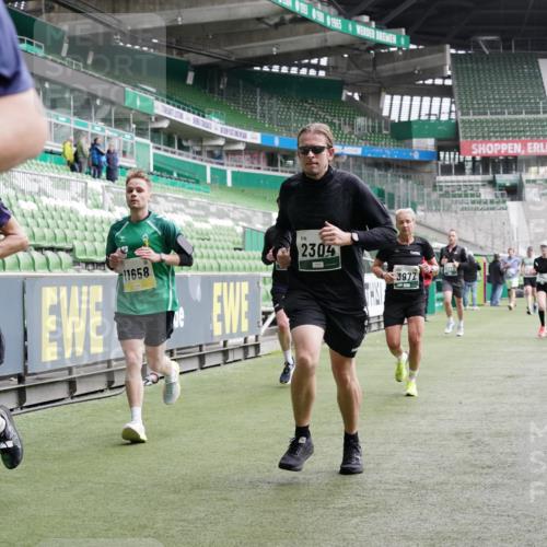 05.10.2025 - 20. swb-Marathon Bremen Michael Burmester http://msf.ph/oto/9328555 05.10.2025 12:57:35 Laufen im Stadion 31, 237, 246, 299, 305, 415, 479, 613, 820, 833, 1317, 1382, 1491, 1627, 1971, 1977, 2166, 2234, 2240, 2269, 2304, 2436, 2522, 2662, 3396, 3471, 3591, 3798, 3813, 3969, 3977, 4089, 4102, 4287, 4401, 4484, 4496, 4821, 5100, 5104, 5149, 5503, 5562, 5645, 5664, 6250, 6267, 6317, 6372, 6486, 6493, 6510, 6525, 6534, 6535, 6768, 6999, 7086, 7371, 7390, 7546, 7578, 7731, 7911, 7940, 8023, 8128, 8801, 8903, 8964, 8973, 8993, 9129, 9983, 11658, 1161, 1595, 2571, 5255 meine-sportfotos.de
