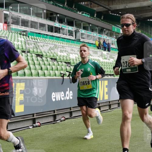 05.10.2025 - 20. swb-Marathon Bremen Michael Burmester http://msf.ph/oto/9328567 05.10.2025 12:57:35 Laufen im Stadion 31, 237, 246, 299, 305, 415, 479, 613, 820, 833, 1317, 1382, 1491, 1627, 1971, 1977, 2166, 2234, 2240, 2269, 2304, 2436, 2522, 2662, 3396, 3471, 3591, 3798, 3813, 3969, 3977, 4089, 4102, 4287, 4401, 4484, 4496, 4821, 5100, 5104, 5149, 5503, 5562, 5645, 5664, 6250, 6267, 6317, 6372, 6486, 6493, 6510, 6525, 6534, 6535, 6768, 6999, 7086, 7371, 7390, 7546, 7578, 7731, 7911, 7940, 8023, 8128, 8801, 8903, 8964, 8973, 8993, 9129, 9983, 11658, 1161, 1595, 2571, 5255 meine-sportfotos.de