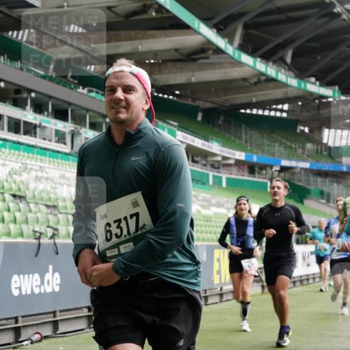 05.10.2025 - 20. swb-Marathon Bremen Michael Burmester http://msf.ph/oto/9328707 05.10.2025 12:57:49 Laufen im Stadion 237, 246, 305, 415, 613, 820, 833, 846, 1317, 1382, 1491, 2158, 2166, 2234, 2240, 2304, 2522, 2648, 2662, 2893, 3396, 3591, 3798, 3813, 3969, 3977, 4089, 4102, 4287, 4389, 4401, 4496, 4747, 4821, 5100, 5149, 5163, 5313, 5503, 5562, 5645, 5664, 5728, 6161, 6267, 6317, 6326, 6372, 6486, 6525, 6534, 6535, 6768, 6999, 7053, 7371, 7588, 7731, 7911, 7940, 8023, 8091, 8113, 8128, 8576, 8801, 8827, 8903, 8964, 8973, 8993, 9151, 9983, 11658, 31, 299, 479, 1595, 1627 meine-sportfotos.de