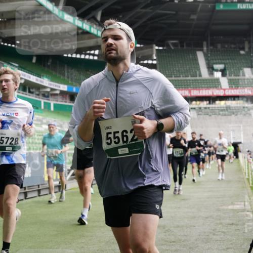 05.10.2025 - 20. swb-Marathon Bremen Michael Burmester http://msf.ph/oto/9328749 05.10.2025 12:57:52 Laufen im Stadion 237, 415, 613, 820, 833, 846, 963, 1317, 1382, 1491, 2158, 2166, 2234, 2240, 2304, 2522, 2648, 2662, 2893, 3373, 3396, 3591, 3798, 3813, 3969, 3977, 4089, 4102, 4287, 4389, 4401, 4446, 4496, 4747, 4821, 5100, 5149, 5163, 5313, 5562, 5645, 5664, 5728, 6161, 6267, 6317, 6326, 6372, 6486, 6525, 6534, 6535, 6768, 6999, 7053, 7371, 7588, 7731, 7911, 7940, 8023, 8091, 8113, 8128, 8576, 8801, 8827, 8903, 8964, 8993, 9151, 9983, 11658, 31, 246, 299, 305, 479, 1595, 1627 meine-sportfotos.de