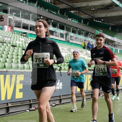 05.10.2025 - 20. swb-Marathon Bremen Michael Burmester http://msf.ph/oto/9328770 05.10.2025 12:57:54 Laufen im Stadion 237, 415, 613, 820, 846, 963, 1317, 1382, 1491, 2158, 2234, 2240, 2304, 2522, 2648, 2662, 2893, 3373, 3396, 3591, 3798, 3969, 3977, 4089, 4102, 4287, 4389, 4401, 4446, 4496, 4747, 4821, 5100, 5149, 5163, 5313, 5562, 5645, 5728, 5917, 6161, 6317, 6326, 6372, 6486, 6525, 6534, 6535, 6768, 6999, 7053, 7371, 7588, 7731, 7911, 7940, 8023, 8091, 8113, 8128, 8328, 8576, 8801, 8827, 8903, 8964, 8993, 9151, 9983, 11658, 31, 246, 299, 305, 479, 833, 1595, 1627 meine-sportfotos.de